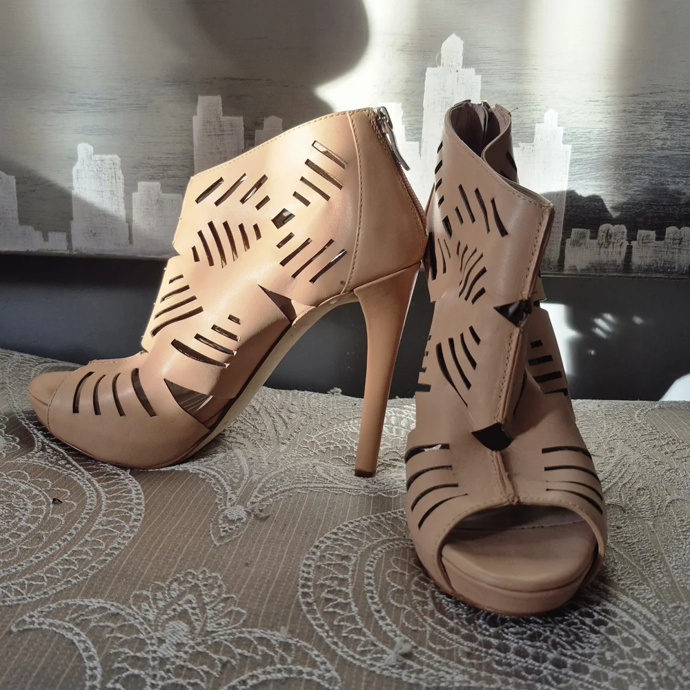 BCBGeneration Tan Cutout 5-Inch Heels Size 6